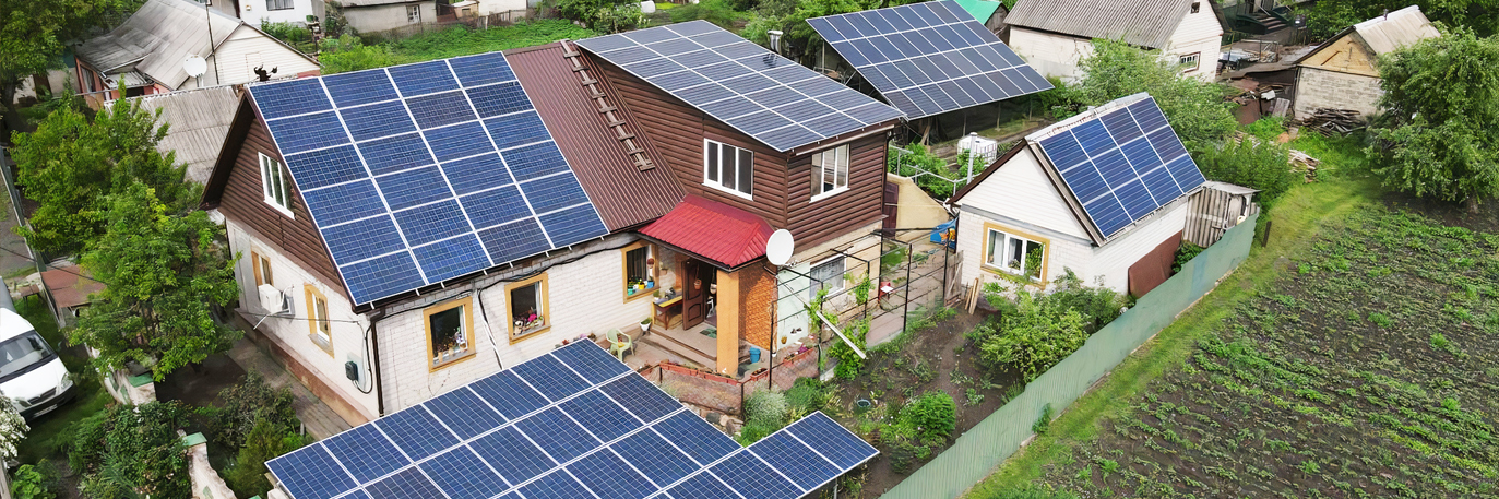 Установка солнечных панелей на крыше различной конструкции